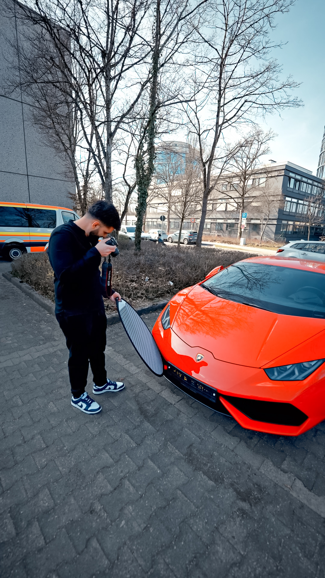 Kfz-Gutachter bei der Arbeit